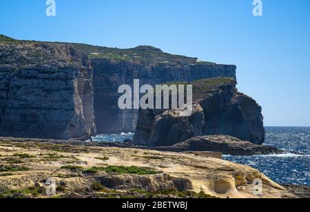 Erstaunliche Pilz und Gebla Felsen Klippen in der Dwejra Bay Strand in der Nähe eingestürzten Azure Fenster, Gozo Insel, Malta Stockfoto