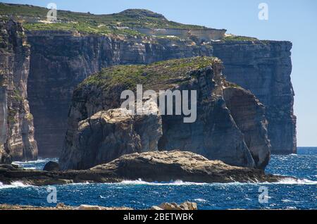 Erstaunliche Pilz und Gebla Felsen Klippen mit Rocky Küste in der Dwejra Bay Strand in der Nähe eingestürzten Azure Fenster, Gozo Insel, Malta Stockfoto