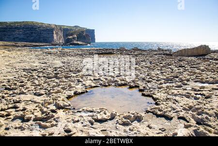 Erstaunliche Pilz und Gebla Felsen Klippen mit Rocky Küste in der Dwejra Bay Strand in der Nähe eingestürzten Azure Fenster, Gozo Insel, Malta Stockfoto