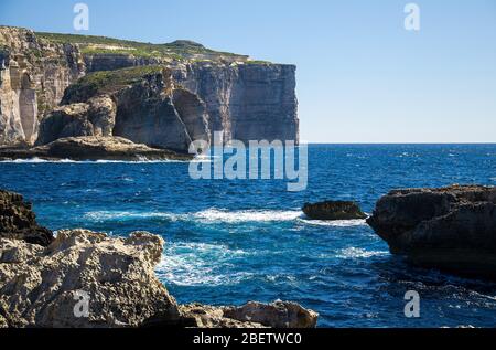 Erstaunliche Pilz und Gebla Felsen Klippen mit Rocky Küste in der Dwejra Bay Strand in der Nähe eingestürzten Azure Fenster, Gozo Insel, Malta Stockfoto