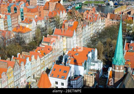 Luftaufnahme von oben der alten historischen Altstadt mit typischen bunten bunten Fassaden von Häusern Gebäude, Ziegeldächer von Aussichtsplattform von Basili Stockfoto