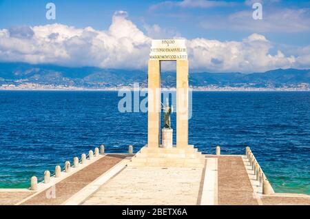 Athena Göttin Statue Monument Vittorio Emmanuele auf Arena dello Stretto in der Nähe Promenade Lungomare Falcomata mit Straße von Messina und Sicilia Insel Stockfoto