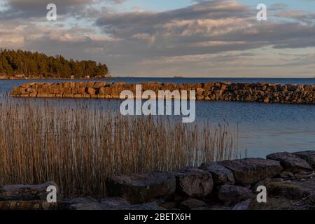 Wellenbrecher im Frühling Sonnenschein am Meer in Espoo ohne Menschen Stockfoto