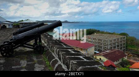 Panoramablick auf die Kanonen, die auf das Meer in Fort Rodney, Pigeon Island, Santa Lucia zielen Stockfoto