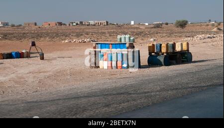 Improvisierte Tankstelle mit Treibstofftanks auf dem Weg in die Sahara in Tunesien Stockfoto