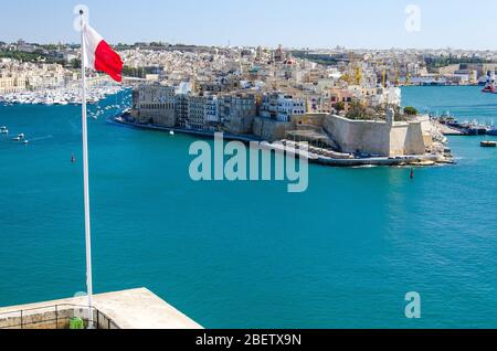 Blick auf L-Isla Halbinsel, Hafen und Grand Harbour von Valletta von Saluting Battery an der Fort Lascaris St. Angelo von La Vittoriosa oberen Barrakka gard Stockfoto