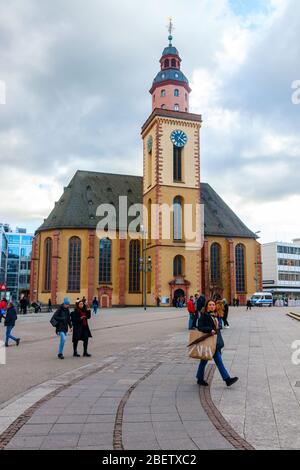 HAUPTWACHE, FRANKFURT AM MAIN, DEUTSCHLAND - 25. FEBRUAR 2020: Blick in die Innenstadt mit der Katharinenkirche unter einem bewölkten Himmel Stockfoto