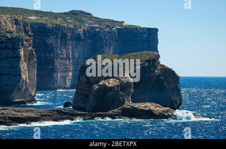 Erstaunliche Pilz und Gebla Felsen Klippen mit Rocky Küste in der Dwejra Bay Strand in der Nähe eingestürzten Azure Fenster, Gozo Insel, Malta Stockfoto