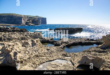 Erstaunliche Pilz und Gebla Felsen Klippen mit Rocky Küste in der Dwejra Bay Strand in der Nähe eingestürzten Azure Fenster, Gozo Insel, Malta Stockfoto