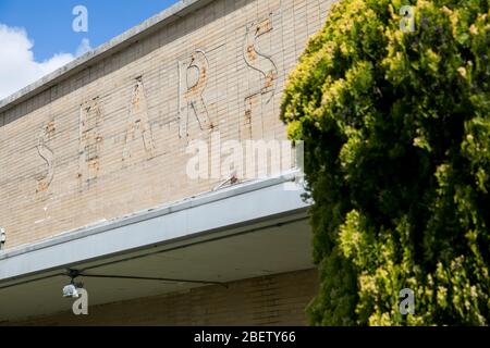 Die verblasste Umrisse eines Logos außerhalb eines geschlossenen und verlassenen Sears, Roebuck and Company Einzelhandelsstandorts in Vineland, New Jersey, am 1. April Stockfoto