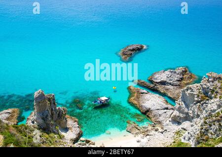 Angeln Yacht mit Schatten auf dem Boden Segel Drift und Gummi-Boot Park in Lagune blau azurblau türkis Wasseroberfläche des Meeres unter Felsen nicht weit von Kap Stockfoto