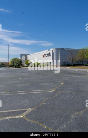 Kennesaw, GA / USA - 04/03/20: Macy's Kaufhaus leere Parkplätze - stillgelegt und Mitarbeiter im Cobb County Town Center Mall - Econo bestärkt Stockfoto