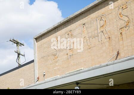 Die verblasste Umrisse eines Logos außerhalb eines geschlossenen und verlassenen Sears, Roebuck and Company Einzelhandelsstandorts in Vineland, New Jersey, am 1. April Stockfoto