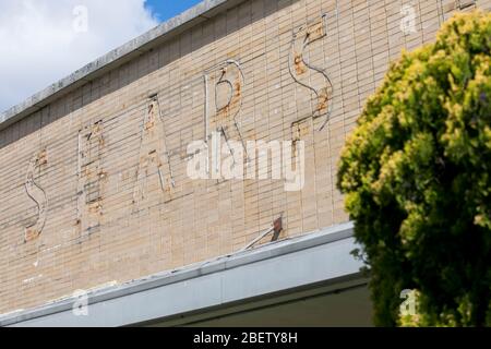 Die verblasste Umrisse eines Logos außerhalb eines geschlossenen und verlassenen Sears, Roebuck and Company Einzelhandelsstandorts in Vineland, New Jersey, am 1. April Stockfoto