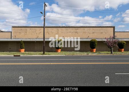 Die verblasste Umrisse eines Logos außerhalb eines geschlossenen und verlassenen Sears, Roebuck and Company Einzelhandelsstandorts in Vineland, New Jersey, am 1. April Stockfoto