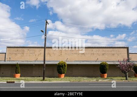 Die verblasste Umrisse eines Logos außerhalb eines geschlossenen und verlassenen Sears, Roebuck and Company Einzelhandelsstandorts in Vineland, New Jersey, am 1. April Stockfoto