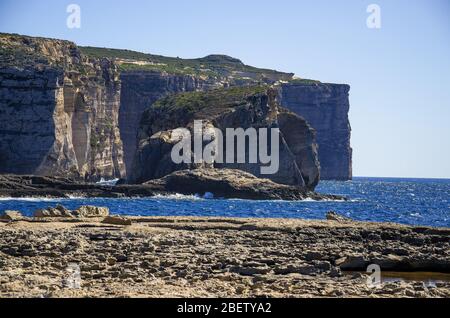 Erstaunliche Pilz und Gebla Felsen Klippen mit Rocky Küste in der Dwejra Bay Strand in der Nähe eingestürzten Azure Fenster, Gozo Insel, Malta Stockfoto