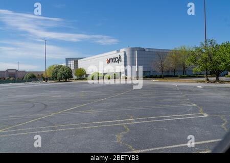 Kennesaw, GA / USA - 04/03/20: Macy's Kaufhaus leere Parkplätze - stillgelegt und Mitarbeiter im Cobb County Town Center Mall - Econo bestärkt Stockfoto