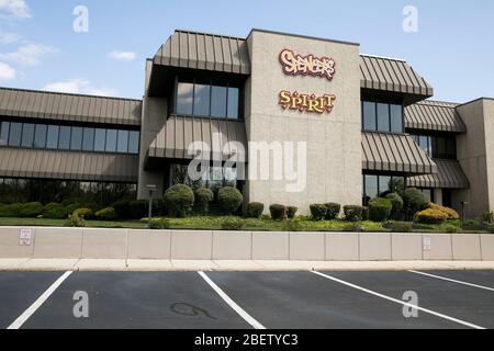 Ein Logo-Schild vor dem Hauptsitz von Spencer Gifts in Egg Harbor Township, New Jersey am 11. April 2020. Stockfoto