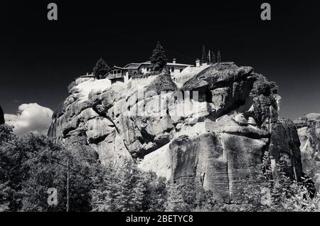 Schwarz-Weiß-Ansicht der Meteora-Klöster (Kloster der Heiligen Dreifaltigkeit) auf der Spitze des Felsens in der Nähe von Kalabaka, Griechenland Stockfoto
