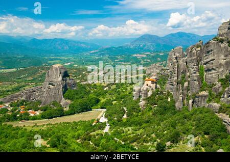 Meteora-Klöster (Heiliger Kloster des Heiligen Nikolaus Anapausas) auf der Spitze des Felsens in der Nähe von Kalabaka, Griechenland Stockfoto