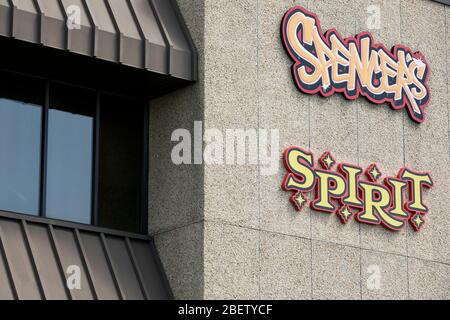 Ein Logo-Schild vor dem Hauptsitz von Spencer Gifts in Egg Harbor Township, New Jersey am 11. April 2020. Stockfoto