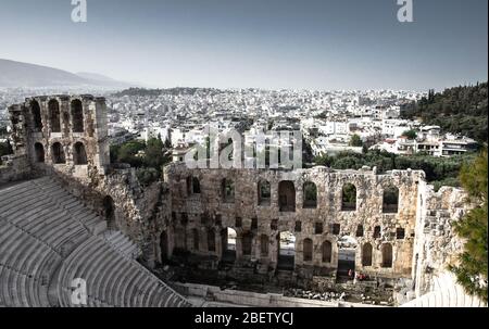 Panoramablick auf weiße Gebäude Stadtteile und das Odeon des Herodes Atticus Steintheater unter der Akropolis in Athen, Griechenland Stockfoto