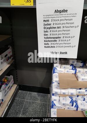 Schild / Schild hängt an leerem Regal im Supermarkt - Beschränkung der Produkte auf Anzahl pro Person / Haushalt - Panikhorten ( Hamsterkäufe ) Stockfoto