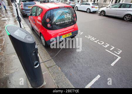 Elektrisches Laden eines vollelektrischen Bolloré Bluecar (Elektroauto) Stockfoto