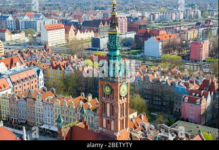 Luftaufnahme des alten historischen Stadtzentrums mit typischen bunten Häusern Gebäude, Ziegeldächer und Rathausturm Uhrturm von Aussichtsplattform von Ba Stockfoto