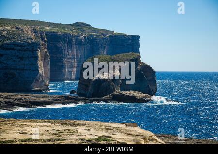 Erstaunliche Pilz und Gebla Felsen Klippen mit Rocky Küste in der Dwejra Bay Strand in der Nähe eingestürzten Azure Fenster, Gozo Insel, Malta Stockfoto