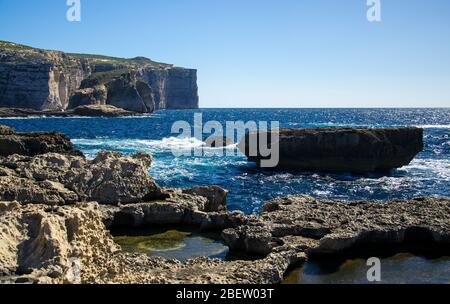 Erstaunliche Pilz und Gebla Felsen Klippen mit Rocky Küste in der Dwejra Bay Strand in der Nähe eingestürzten Azure Fenster, Gozo Insel, Malta Stockfoto