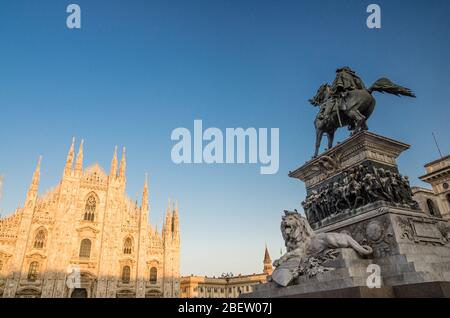 Statue di Vittorio Emanuele II ein cavallo Denkmal, Duomo di Milano Domfassade mit Türmen auf Piazza del Duomo Platz mit blauem Himmel Hintergrund, M Stockfoto