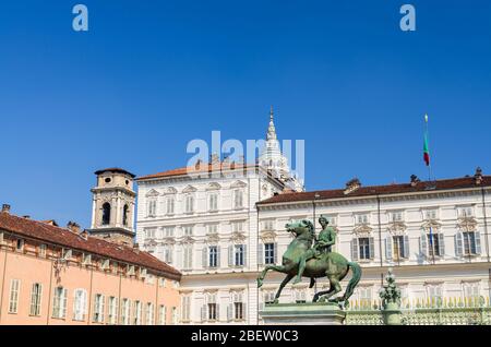 Statua equestre di Polluce Denkmal vor dem Königspalast Palazzo reale weißes Gebäude auf dem Schlossplatz Piazza Castello im historischen Zentrum von Tur Stockfoto