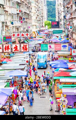 Hongkong, Hongkong SAR - 10. Juli 2017: Einkäufer auf dem Fa Yuen Straßenmarkt unter den alten überfüllten Wohnhäusern in Hongkong. Der Bereich ist Pop Stockfoto