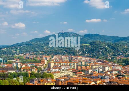 Luftaufnahme von der Mole Antonelliana Turm Plattform von Turin Torino Borgo Po Stadtbezirk und Basilica di Superga katholische Kirche auf dem Hügel, blau Stockfoto