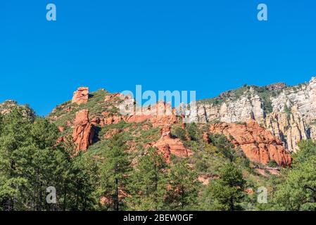 Flache Landschaft mit zerklüfteten, bunten Hügeln im Slide Rock State Park in Sedona, Arizona Stockfoto