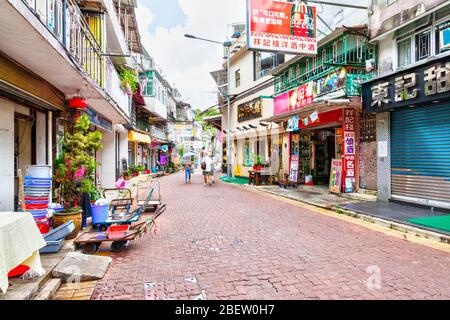 Hongkong, Hongkong SAR - 14. Juli 2017: Bewohner und Besucher schlendern entlang der Hauptstraße im alten Sai Kung Dorf. Die lockste Küstenstadt Stockfoto