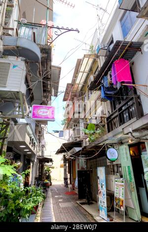 Hong Kong, Hong Kong SAR - 14. Juli 2017: Die enge Gasse der Sai Kung Main Street ist voll von Geschäften und Restaurants in diesem alten und berühmten Meer Stockfoto