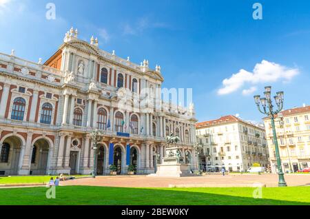 Turin, Italien, 10. September 2018: Fassade des Palazzo Carignano Palast Museum Barock Rokoko Stil altes Gebäude auf Piazza Carlo Alberto Platz, grün la Stockfoto