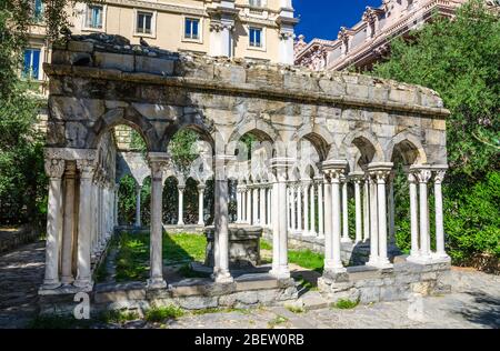 Ruinen von Chiostro di Sant'Andrea Kloster mit Säulen und grünen Pflanzen rund um in der historischen Mitte der alten europäischen Stadt Genua Genua, Ligurien, Italien Stockfoto