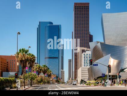 Los Angeles, CA / USA - Juli 26 2015: Blick auf die South Grand Ave. Mit Türmen auf beiden Seiten. Die Walt Disney Concert Hall befindet sich auf der rechten Seite. Stockfoto