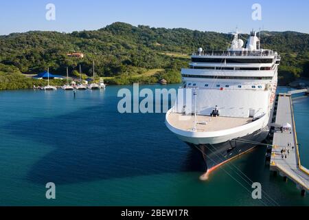 Kreuzfahrtschiff im Mohogany Bay Cruise Center, Roatan Island, Honduras, Mittelamerika Stockfoto