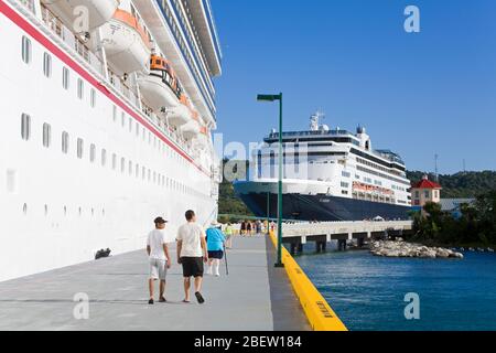 Kreuzfahrtschiffe in Mohogany Bay Cruise Center, Roatan Island, Honduras, Mittelamerika Stockfoto