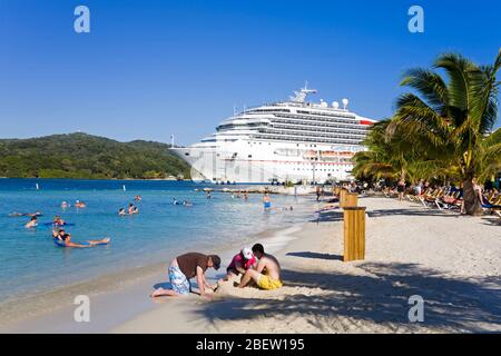 Strand am Mohogany Bay Cruise Center, Roatan Island, Honduras, Mittelamerika Stockfoto
