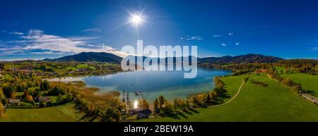 Fantastischer Panoramablick auf die bayerischen Tegernsee im Herbst mit Herbstfarben, die von einer Drohne. Stockfoto