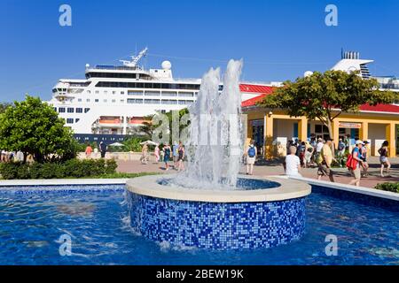 Brunnen am Mohogany Bay Cruise Center, Roatan Island, Honduras, Mittelamerika Stockfoto