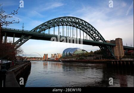 Tyne River, Newcaste upon Tyne, Gateshead, Sage und Flussufer, Abend, NE England, Großbritannien, Brücken Stockfoto