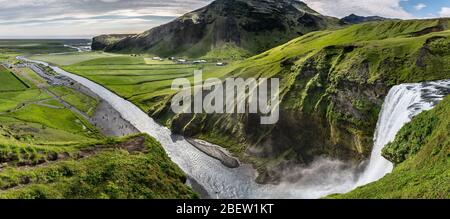 Skogafoss Wasserfall im Süden Islands während eines Sommertages Stockfoto