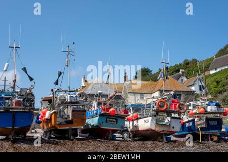 Boote, die am Strand in Cadgwith Cove, unberührte viallge auf der Lizard Halbinsel in Cornwall Stockfoto